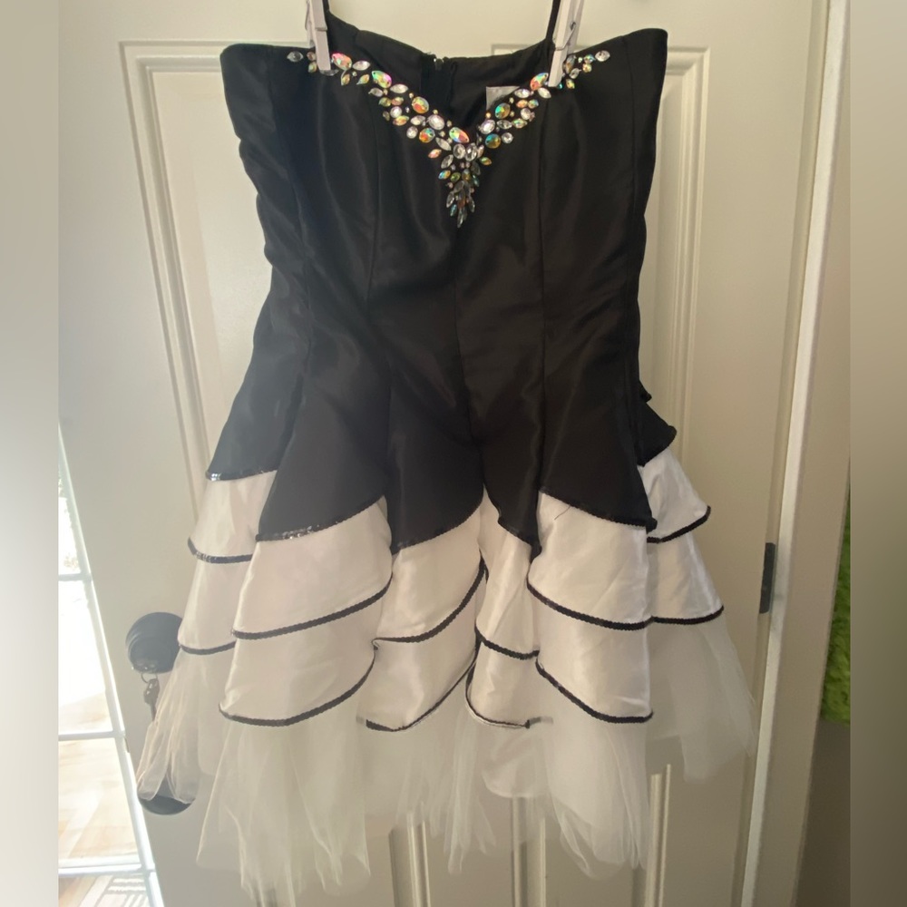 Black and white formal dress! 🍸